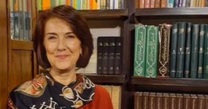 Niloufar Sadr and books